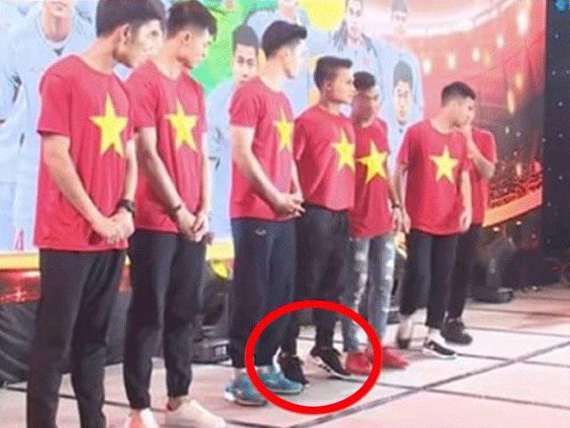 Bạn trẻ - Cuộc sống - Quang Hải "gây bão" khi kiễng chân để chụp hình vì thấp hơn đồng đội