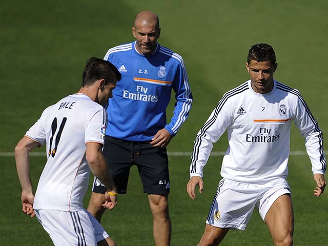 Real xuống dốc, Zidane bất ngờ ”công kích” Ronaldo, bênh vực Bale