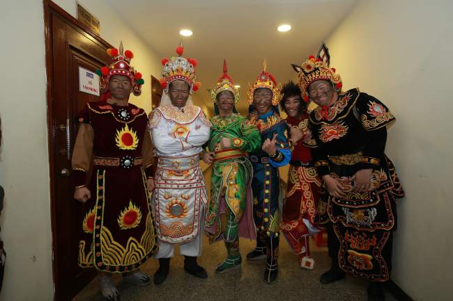 Táo Quân 2018 là chương trình đặc biệt kỉ niệm 15 năm từ ngày lên sóng số đầu tiên. Vì thế chương trình được dàn dựng và đầu tư khá hoành tráng. Đặc biệt là việc trở lại của rất nhiều gương mặt từng góp mặt trong Táo Quân những năm trước như Minh Hằng, Minh Vượng, Minh Quân... Không những vậy, số lượng Thiên Lôi cũng không chỉ 1-2 người như những năm trước mà lên tới 5 người.