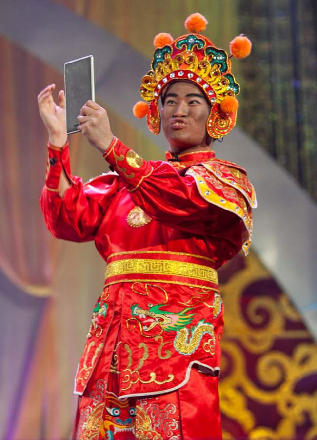 Trong chương trình Táo Quân phát sóng năm 2013, khán giả truyền hình đã có những tràng cười không dứt bởi tạo hình răng hô, tóc xù, mặt đen sì của "Thiên Lôi" Minh Quân. Đây cũng được xem là vai diễn để đời của ca sĩ Minh Quân.