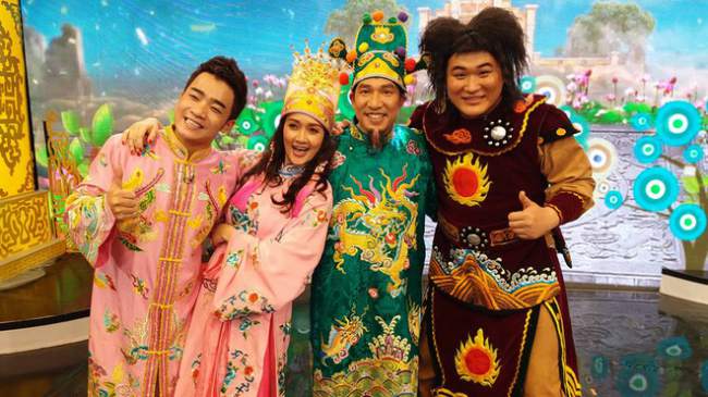 Lưu Mạnh Dũng là gương mặt khá mới mẻ với Táo Quân, song lại lại &#34;nhẵn mặt&#34; với khán giả yêu sân khấu kịch và những khán giả trẻ quan tâm tới các sitcom, phim hài trên mạng xã hội.&nbsp;Mạnh Dũng còn được biết tới với tên Dũng Hớn. Anh chàng là thành viên của Đội kịch II, Nhà hát Tuổi trẻ. Mạnh Dũng từng tốt nghiệp lớp Diễn viên tại trường Sân khấu Điện ảnh.