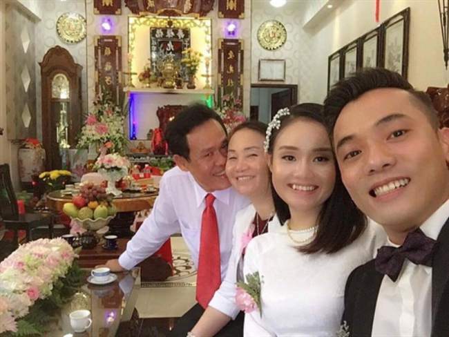 Bên cạnh những thành công bước đầu với nghệ thuật, Việt Bắc còn được khá giả chú ý khi vừa làm đám cưới cùng bạn gái xinh đẹp gốc An Giang vào cuối năm 2016.