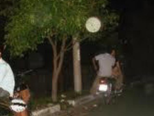 Pháp luật - Nhóm cướp dùng “roi điện” tấn công các đôi tình nhân ở làng đại học