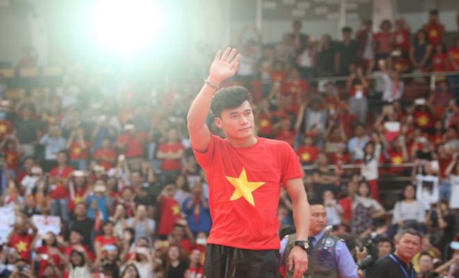 U23 Việt Nam "mở hội" tại TP HCM: Công Phượng tặng quà Mỹ Tâm, CĐV ngây ngất - 13