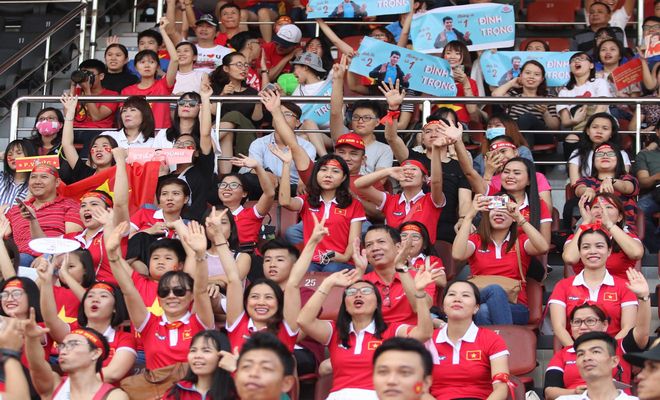 Sân Thống Nhất phủ sắc đỏ vì U23 Việt Nam: Fan nữ xinh &#34;cháy&#34; hết mình - 1