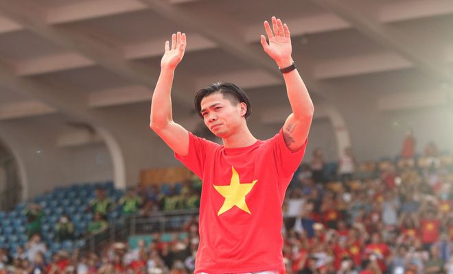 U23 Việt Nam "mở hội" tại TP HCM: Công Phượng tặng quà Mỹ Tâm, CĐV ngây ngất - 14