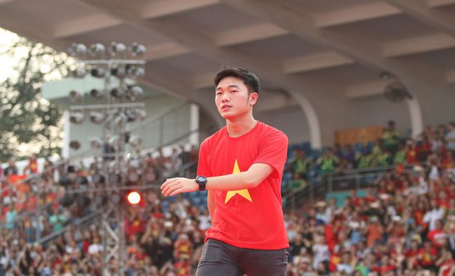 U23 Việt Nam "mở hội" tại TP HCM: Công Phượng tặng quà Mỹ Tâm, CĐV ngây ngất - 12