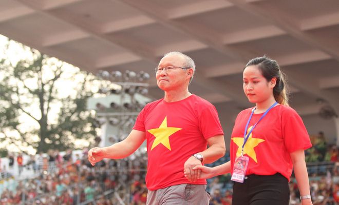 U23 Việt Nam "mở hội" tại TP HCM: Công Phượng tặng quà Mỹ Tâm, CĐV ngây ngất - 10