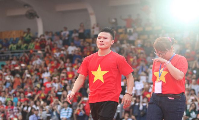 U23 Việt Nam "mở hội" tại TP HCM: Công Phượng tặng quà Mỹ Tâm, CĐV ngây ngất - 11