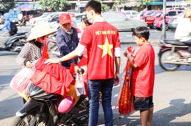 U23 Việt Nam "mở hội" tại TP HCM: Công Phượng tặng quà Mỹ Tâm, CĐV ngây ngất - 1