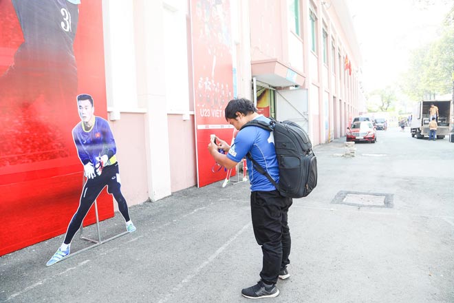 U23 Việt Nam "mở hội" tại TP HCM: Công Phượng tặng quà Mỹ Tâm, CĐV ngây ngất - 2