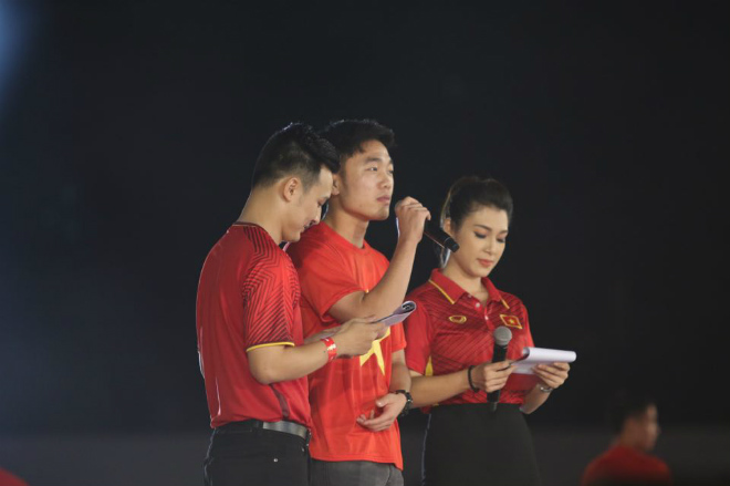 U23 Việt Nam "mở hội" tại TP HCM: Công Phượng tặng quà Mỹ Tâm, CĐV ngây ngất - 3