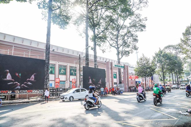 U23 Việt Nam "mở hội" tại TP HCM: Công Phượng tặng quà Mỹ Tâm, CĐV ngây ngất - 5