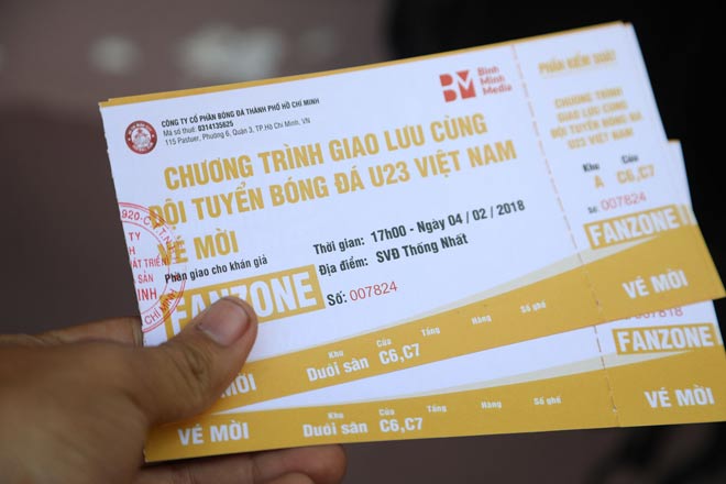 U23 Việt Nam "mở hội" tại TP HCM: Công Phượng tặng quà Mỹ Tâm, CĐV ngây ngất - 8