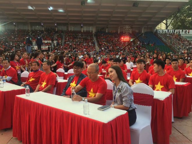 U23 Việt Nam "mở hội" tại TP HCM: Công Phượng tặng quà Mỹ Tâm, CĐV ngây ngất - 15