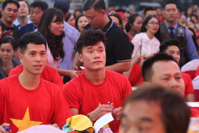 U23 Việt Nam "mở hội" tại TP HCM: Công Phượng tặng quà Mỹ Tâm, CĐV ngây ngất - 7