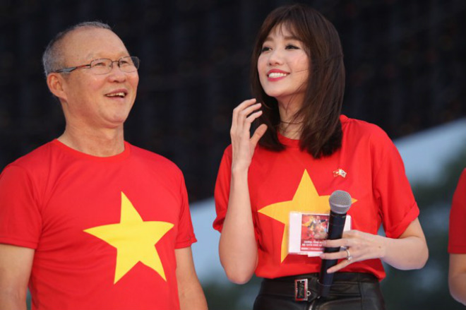 U23 Việt Nam "mở hội" tại TP HCM: Công Phượng tặng quà Mỹ Tâm, CĐV ngây ngất - 9