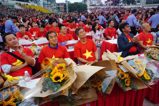 U23 Việt Nam "mở hội" tại TP HCM: Công Phượng tặng quà Mỹ Tâm, CĐV ngây ngất - 6