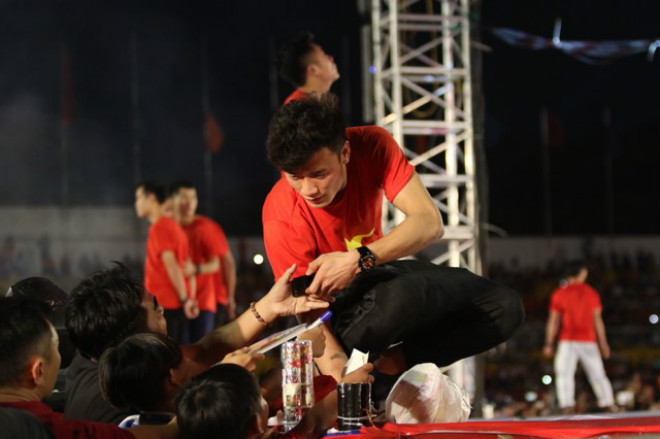 U23 Việt Nam "mở hội" tại TP HCM: Công Phượng tặng quà Mỹ Tâm, CĐV ngây ngất - 4