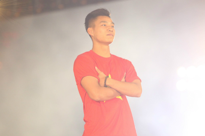 U23 Việt Nam "mở hội" tại TP HCM: Công Phượng tặng quà Mỹ Tâm, CĐV ngây ngất - 5