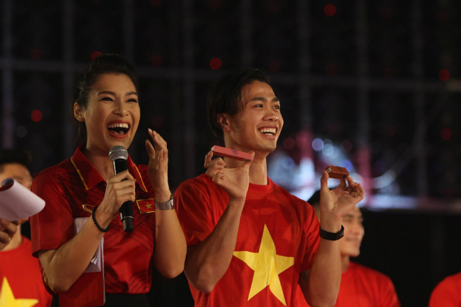 U23 Việt Nam "mở hội" tại TP HCM: Công Phượng tặng quà Mỹ Tâm, CĐV ngây ngất - 2
