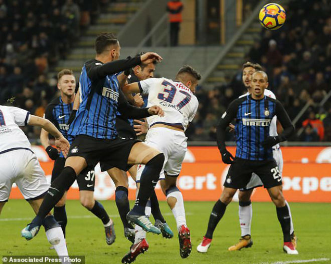 Inter - Crotone: Một phút lơ là, lỡ cơ hội vàng - 1