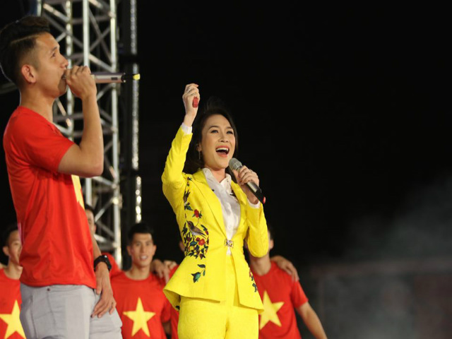 Bóng đá - U23 Việt Nam "mở hội" tại TP HCM: Công Phượng tặng quà Mỹ Tâm, CĐV ngây ngất