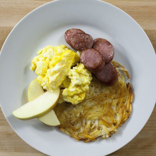 6. Ba Lan: Người Ba Lan thường dùng bữa sáng với những món điển hình như trứng, xúc xích và bánh kếp khoai tây.