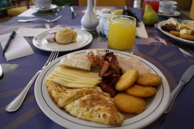 14. Venuzuela: Ở Venezuela, người dân thích ăn Arepas, một loại bánh bột ngô vào bữa sáng. Món bánh này còn được làm từ nhiều nguyên liệu khác như phô mai, thịt gà hoặc cá. Vào cuối tuần, bữa sáng thường có thêm đậu đen, thịt bò, rau cải, pho mát trắng, bơ, đậu.