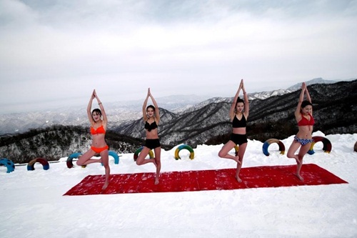 Mặc trời băng tuyết, gái trẻ TQ vẫn diện bikini tập Yoga trên đỉnh núi - 1