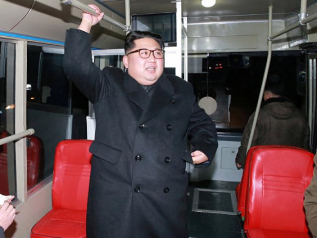Thế giới - Ông Kim Jong-un cùng vợ đi xe buýt điện