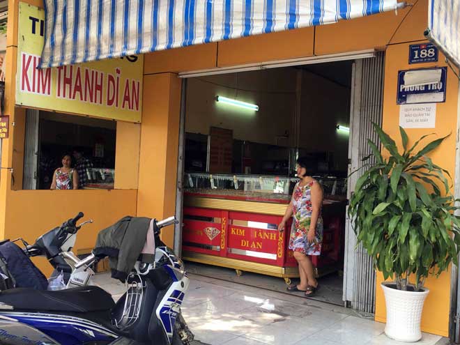 Vụ cướp tiệm vàng ở Bình Dương: Lộ mặt nghi phạm - 1