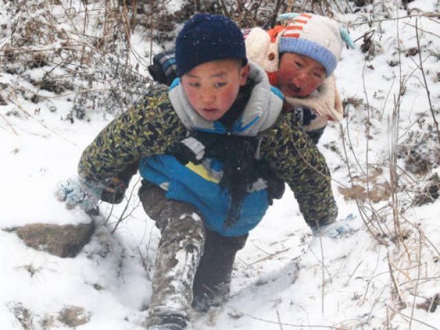 Thế giới - Bức ảnh 2 anh em khiến triệu người Trung Quốc xúc động