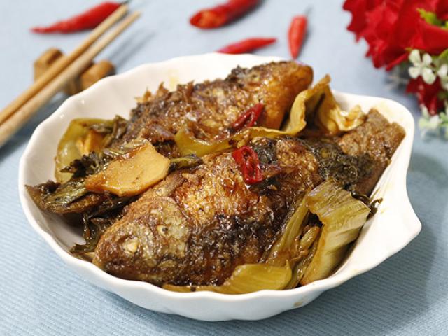 Ẩm thực - Trời lạnh thế này, ăn cá diếc kho dưa với cơm nóng là tuyệt nhất