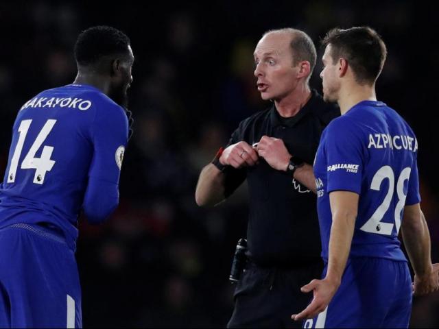 Trọng tài Ngoại hạng Anh lại gây bão, fan Chelsea coi là “gã hề”