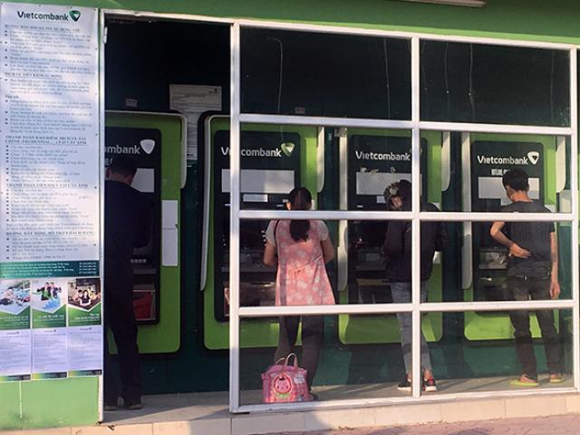 Tài chính - Bất động sản - Ngân hàng ráo riết cung ứng tiền, giảm tải ATM dịp Tết