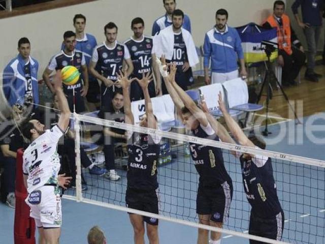 Thể thao - “King Kong” bóng chuyền đại chiến: Vỡ sân, vỡ khán đài, vỡ bóng