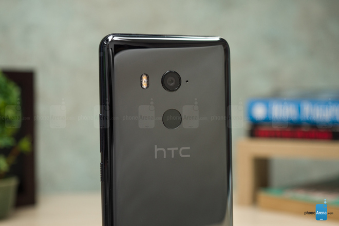 Video mở hộp HTC U11+ cao cấp, thiết kế cách tân - 5