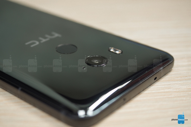 Video mở hộp HTC U11+ cao cấp, thiết kế cách tân - 6