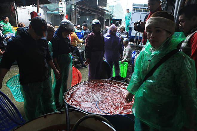 Hàng triệu "phương tiện" đổ về chợ cá lớn nhất Hà Nội trước ngày ông Công ông Táo - 5