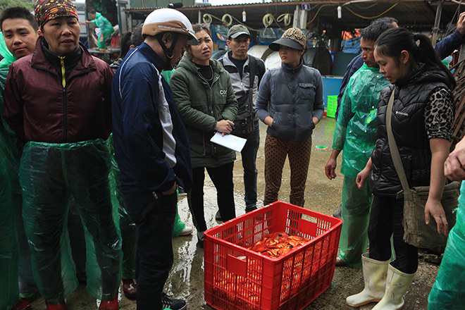 Hàng triệu "phương tiện" đổ về chợ cá lớn nhất Hà Nội trước ngày ông Công ông Táo - 3