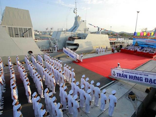Thượng cờ hai tàu hộ vệ tên lửa tại quân cảng Cam Ranh