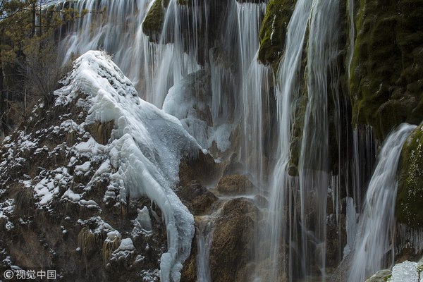Thác nước đóng băng đẹp như tiên cảnh ở Cửu Trại Câu - 6