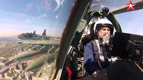 Truyền thông phương Tây ngưỡng mộ sự can đảm của phi công Su-25 - 1
