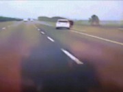 Phi thường - kỳ quặc - Cãi nhau, cô gái nhảy khỏi xe bạn trai đang phóng gần 100km trên cao tốc