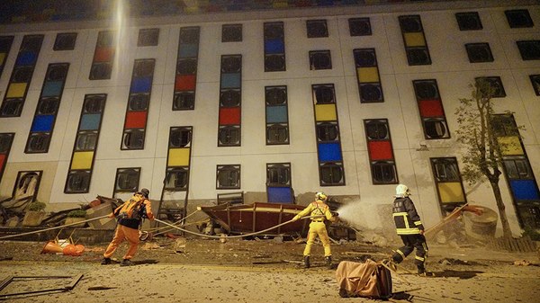 Động đất Đài Loan kéo sập 5 tòa nhà, khách sạn nghiêng ngả - 1