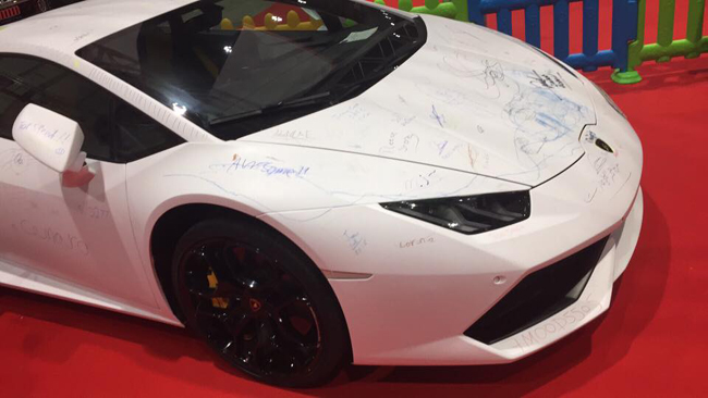 Hoặc người ta có thể dùng mui xe Lamborghini Huracan trị giá khoảng 10 tỷ đồng để làm bảng vẽ cho trẻ nhỏ