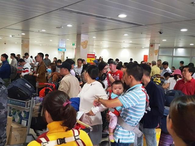 Tin tức trong ngày - 1 người về, 5 người ra đón: Tân Sơn Nhất lại ùn ứ
