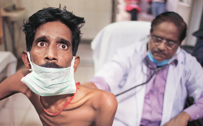 Bác sĩ rởm ở Ấn Độ truyền HIV cho 33 người - 1