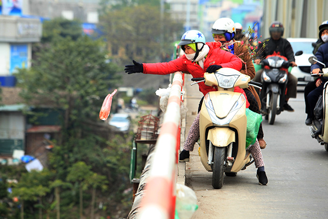Sợ &#34;tắc đường&#34;, người Hà Nội tiễn Táo quân “về trời” sớm - 15